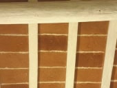 Travi e travetti sbiancati ad effetto coprente, nel bagno. 