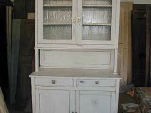 La credenza vetrina antica ultimata in shabby naturale.