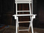La sedia shabby durante la laccatura.