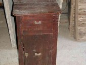 Vecchi comodini senza alcun valore.