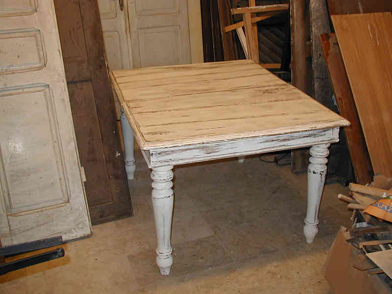 Altra vista tavolo trasformato in shabby.
