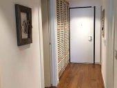 La nicchia chiusa dalle persiane in shabby diventa armadio