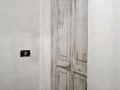 Una delle due porte in shabby collocate