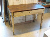 Il tavolinetto antico in noce trasformato in shabby