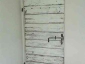 Il portone in shabby chic inserito in un interior design di tendenza