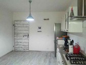 Il portone in shabby inserito nell'interno cucina