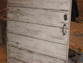 Il portone in shabby durante il restauro