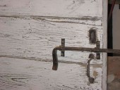 Dettaglio del portone in shabby chic naturale