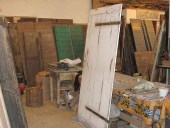 Vista posteriore portone trasformato in shabby chic