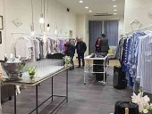 Il bel tavolo da negozio con sopra i flùte esposto nello showroom