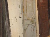 Il battente di una porta antica laccata riusato come tavolo-piano-banco