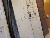 Vista posteriore porta in shabby