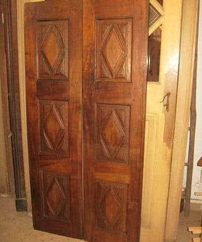 Antica porta in noce nazionale intagliata a mano a losanghe