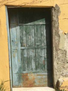 Vecchio portone di cantina