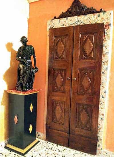Porta antica in noce arreda interno classico contemporaneo